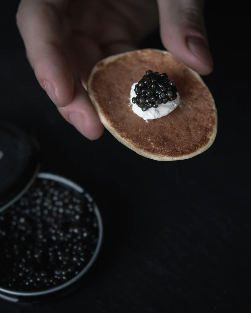 Blini artizanale servite alături de caviar